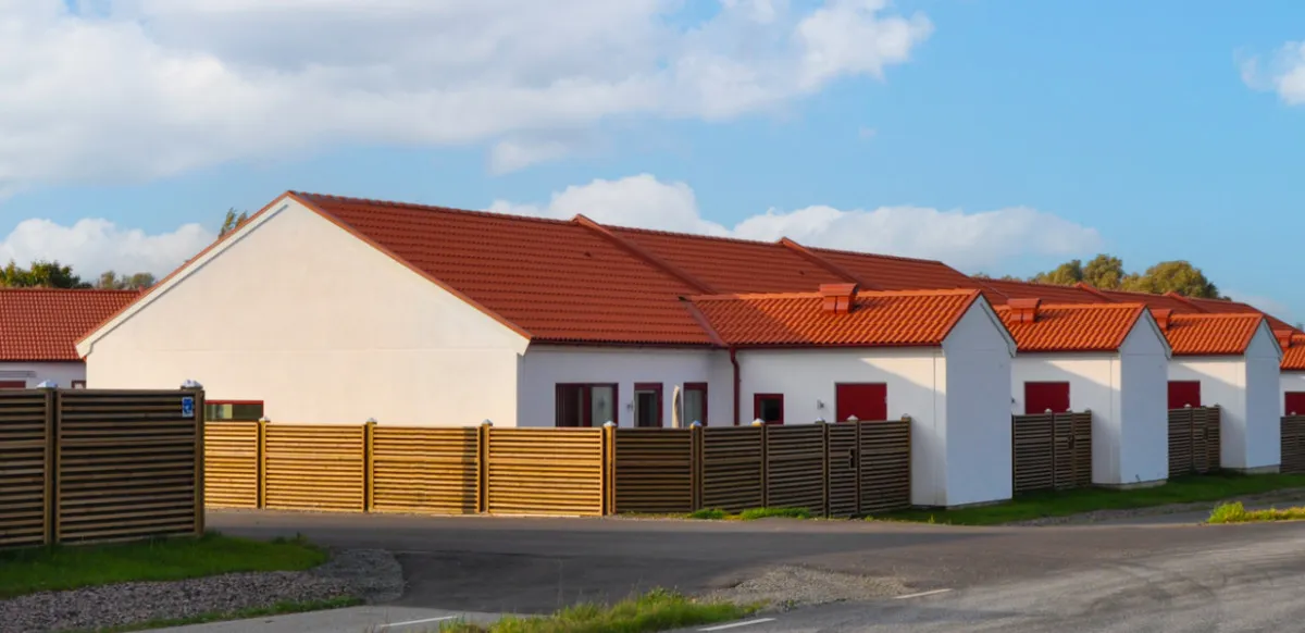 Noistop Wood houten geluidsscherm langs een drukke weg in een woonwijk