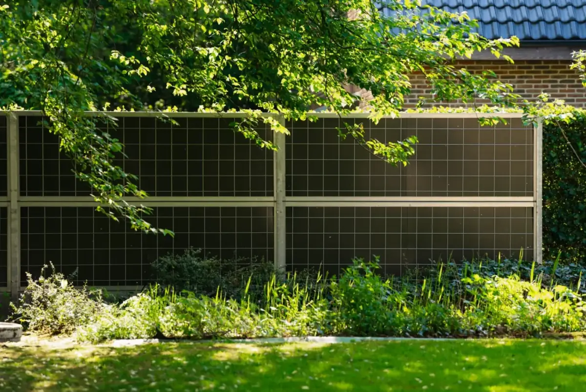Geluidsscherm voor particulieren, bescherming tegen warmtepomp en verkeerslawaai in uw tuin